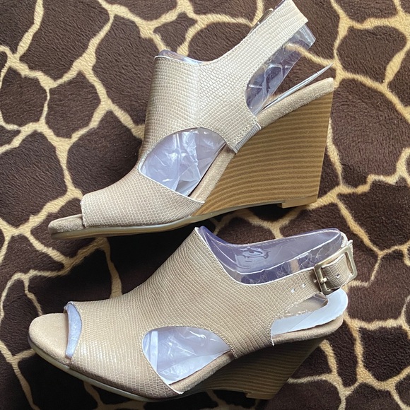 AEROSOLES Leather Honey Blossom Bone Snake Print Wedges - Picture 3 of 15